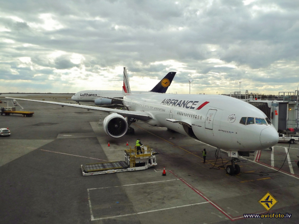 Boeing 777-328/ER